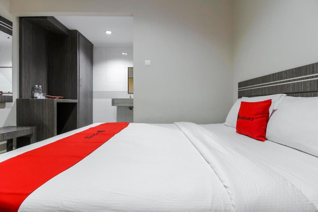 เรดดอร์ซ พลัส ชาเรียะห์ แอต จาลัน ศรีวิจายา เมดัน Hotel เมดาน ภายนอก รูปภาพ