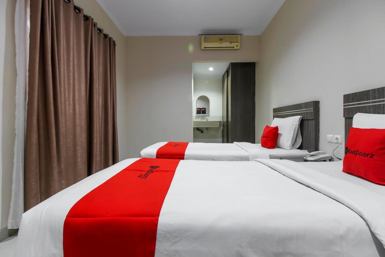 เรดดอร์ซ พลัส ชาเรียะห์ แอต จาลัน ศรีวิจายา เมดัน Hotel เมดาน ภายนอก รูปภาพ