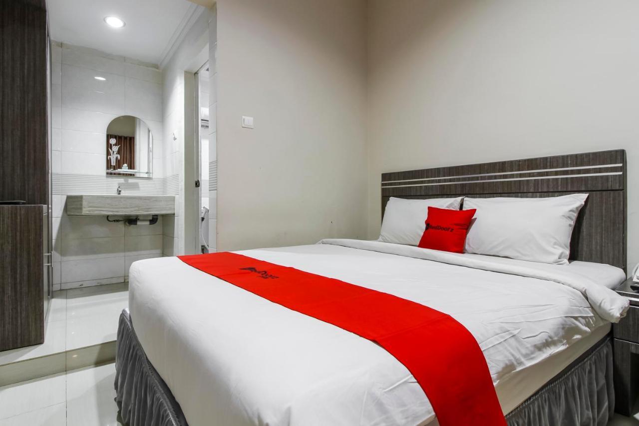 เรดดอร์ซ พลัส ชาเรียะห์ แอต จาลัน ศรีวิจายา เมดัน Hotel เมดาน ภายนอก รูปภาพ
